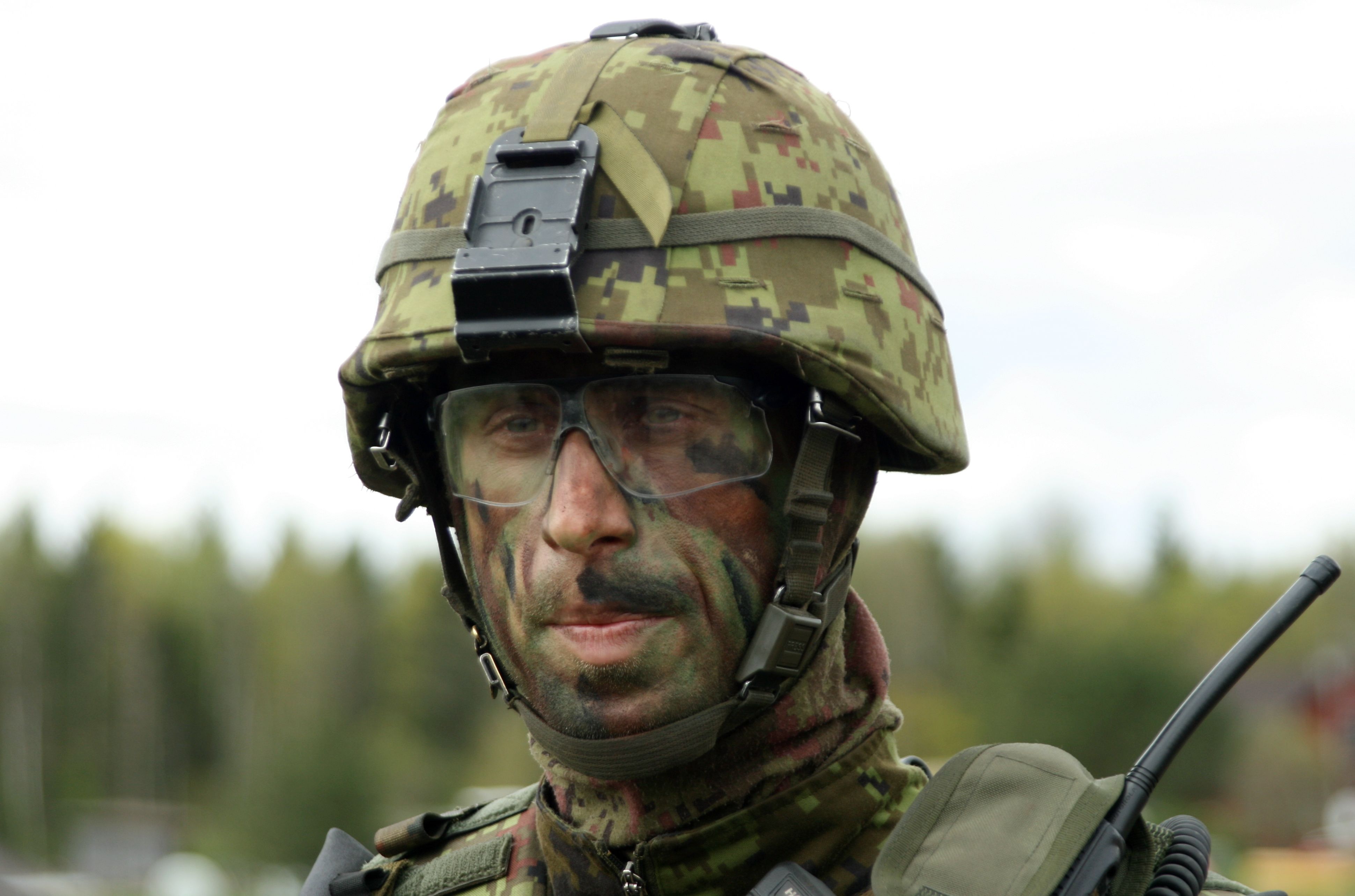 Igaunijas Aizsardzības spēku kapteinis Igaunijas militāro mācību "Siil 2015" ("Ezis 2015") laikā, kurās piedalās vairāk nekā 13 000 karavīru no Igaunijas Aizsardzības spēku aktīvā un obligātā militārā dienesta, un rezerves dienesta, kā arī brīvprātīgās Aizsardzības līgas "Kaitseliit" (Zemessardzes) un astoņām NATO dalībvalstīm.